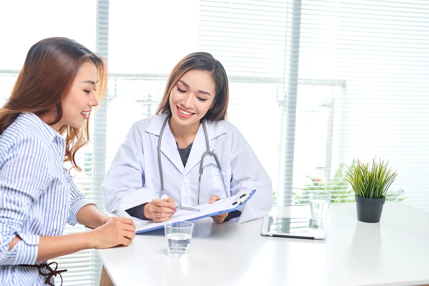 surgeon-reviewing-mummy-makeover-plan-with-patient-singapore
